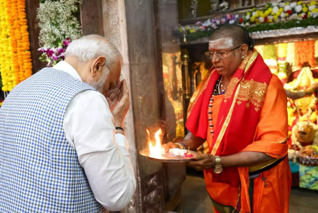 PM Modi Visits Ujjaini Mahakali Temple in Hyderabad Prime Minister Narendra Modi on Tuesday offered prayers at Sri Ujjaini Mahakali Temple